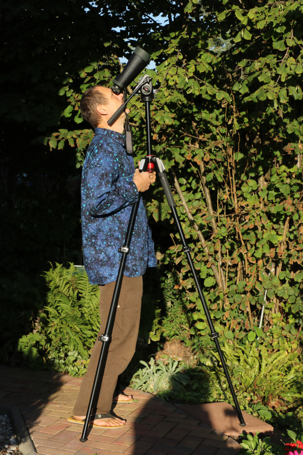 Abbildung 1 - Fernglas auf Stativ